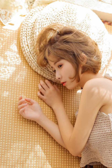 我把白丝班长按在桌上×